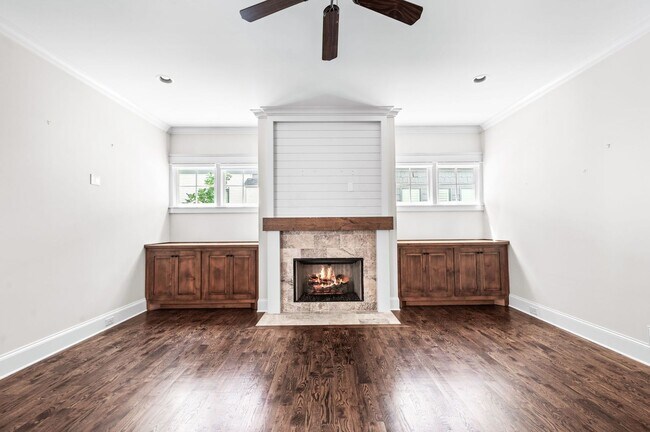 Building Photo - 1735 Hillmont Dr