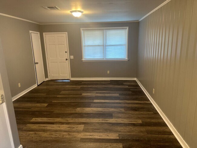 Building Photo - 3 bed fully renovated MHA Vouchers Welcomed!!!