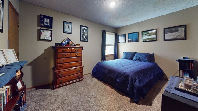 Building Photo - Attached Garage - Spacious 2 bedrooms