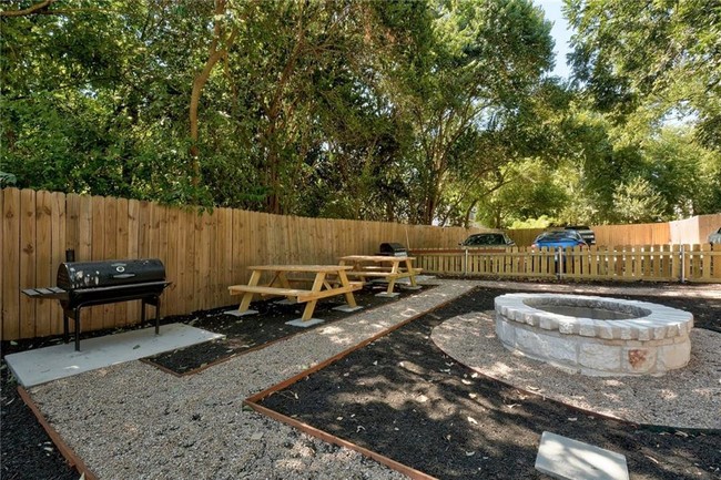 Building Photo - 2017 Bluebonnet Ln
