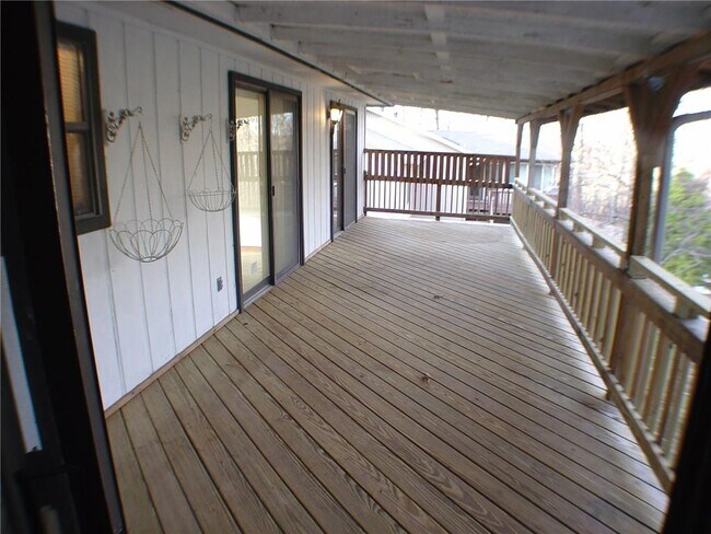 Building Photo - 8 Adams Ln