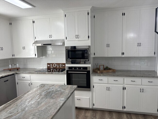 Building Photo - 3321 Ridgefield Dr