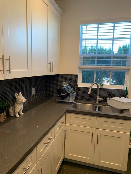 Building Photo - 1416 S Crest Dr