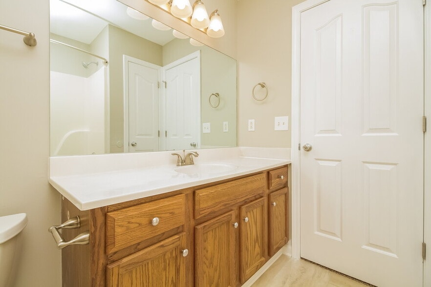 Building Photo - 3048 Roscommon Dr