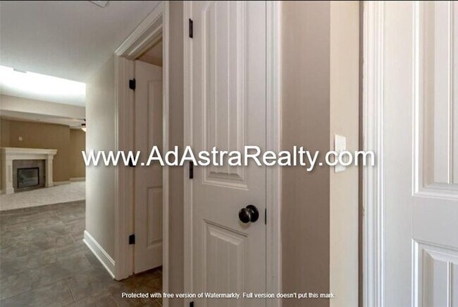 Building Photo - Gorgeous Like New KCMO Townhome-Available ...