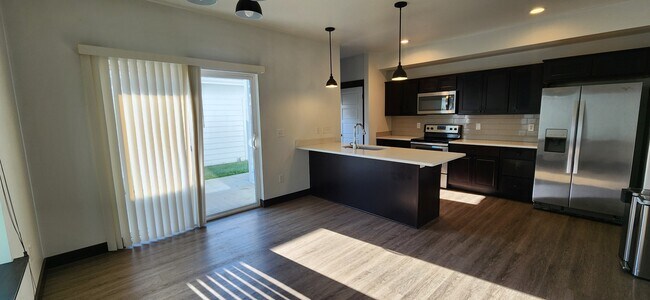 Building Photo - 1002 Rosa Way