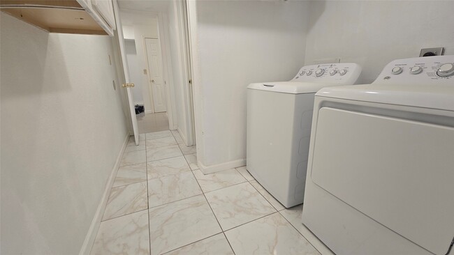 Building Photo - 421 Sidney St