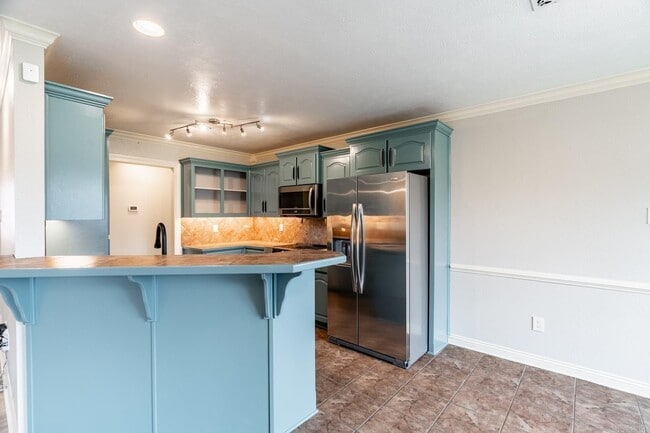 Building Photo - 2423 Palisade Dr