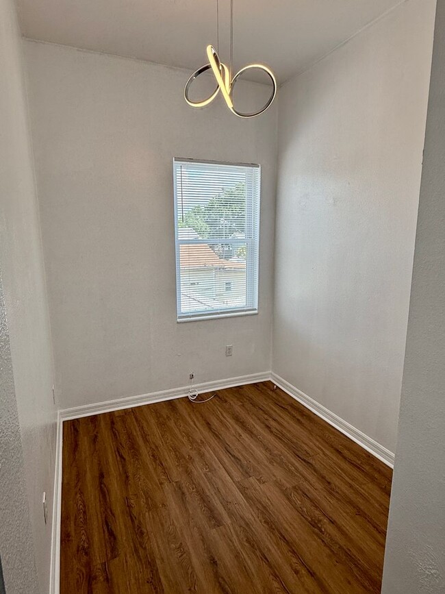 Building Photo - 1808 E Columbus Dr