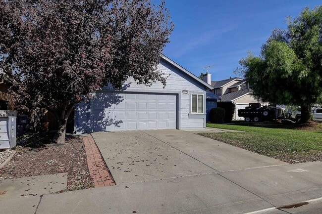 Building Photo - Updated 3 Bedroom Home on Quiet Court with Covered Patio