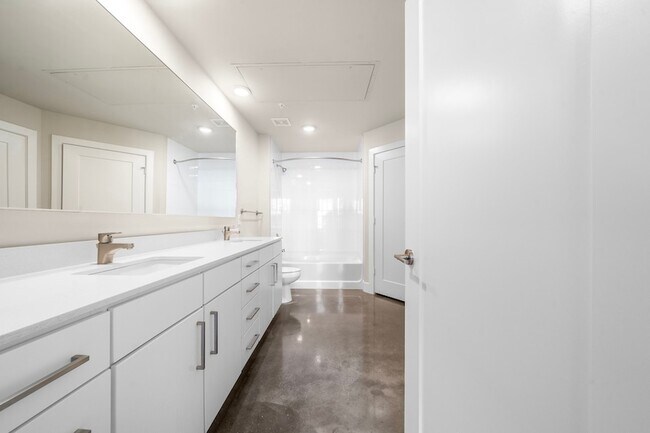 Building Photo - 1825 N San Jacinto Street Unit 641