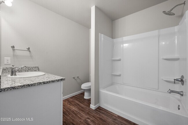 Building Photo - 2031 Kenwood Ave
