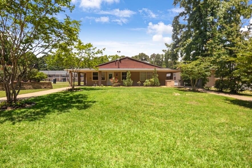 Building Photo - Welcome to Oxford Pointe Apartments – Comfortable Living with a Country Charm in Tyler, TX