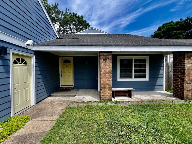 Building Photo - Charming single family home on peaceful canal