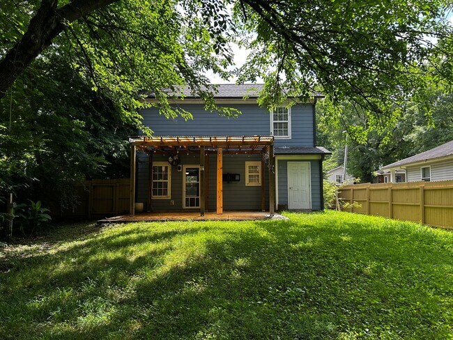 Building Photo - Gorgeous 4 Bedroom Home in Belmont Neighbo...