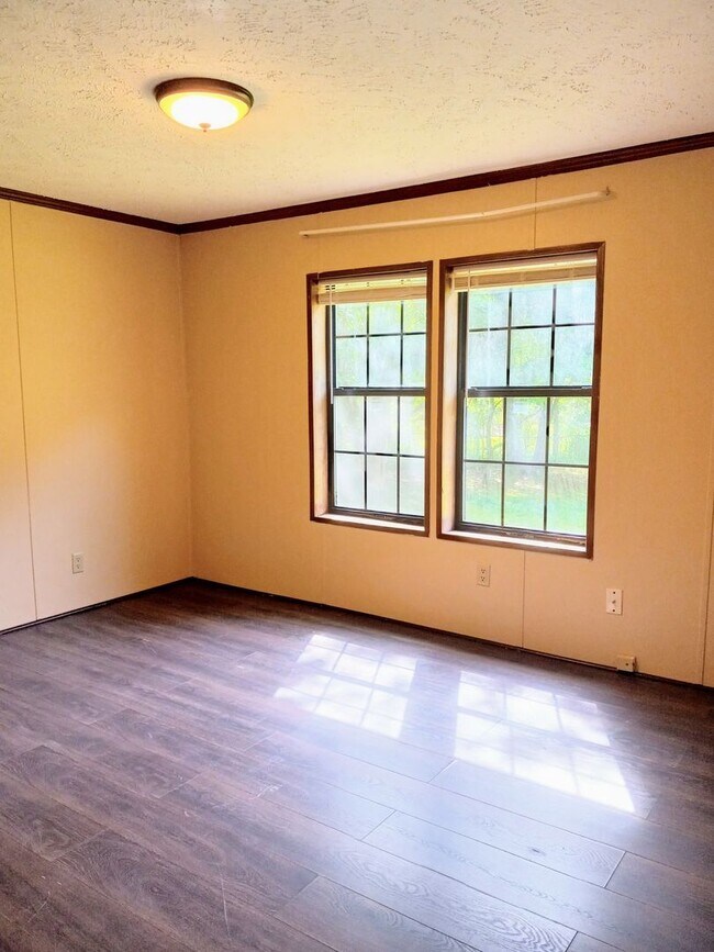 Building Photo - FOR RENT: Beautiful 3 Bed / 2 Bath Spaciou...