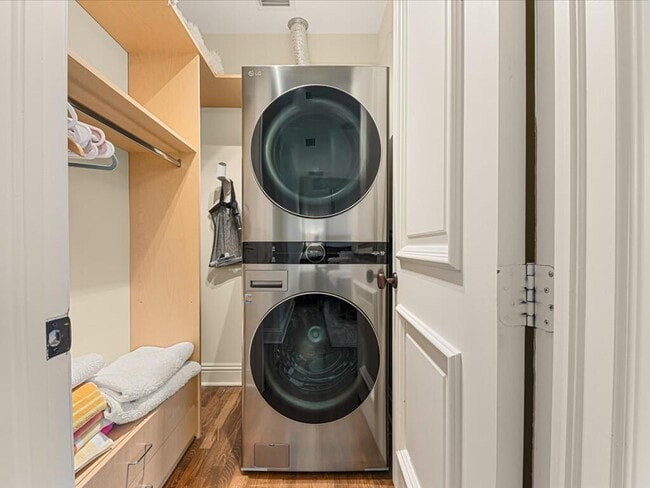 Building Photo - 3030 NE 45th St