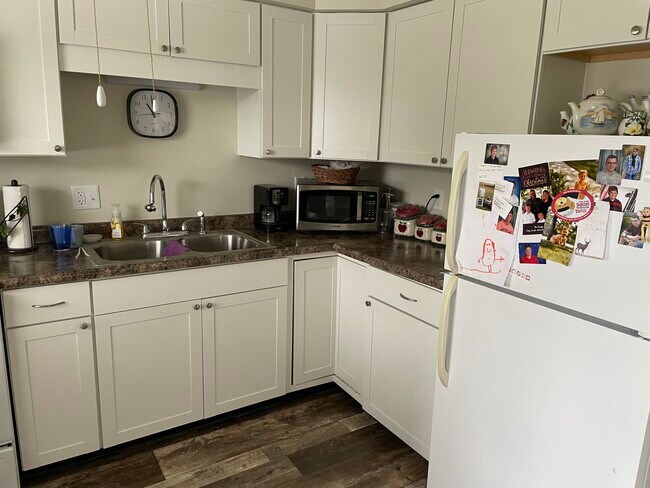 Building Photo - 93 E Hope Dr