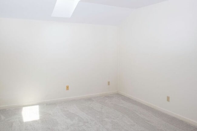 Building Photo - Updated 2BR 2.5BA Home w/ Lake Access • New Countertops • Patio in Farragut