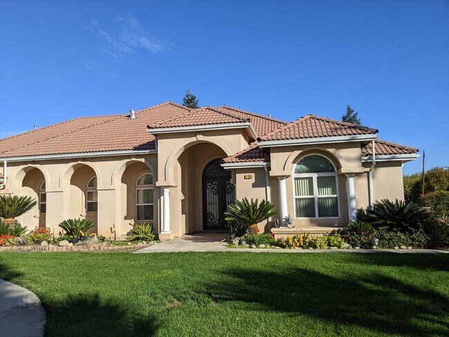 Building Photo - Large custom rural home offering wonderful...