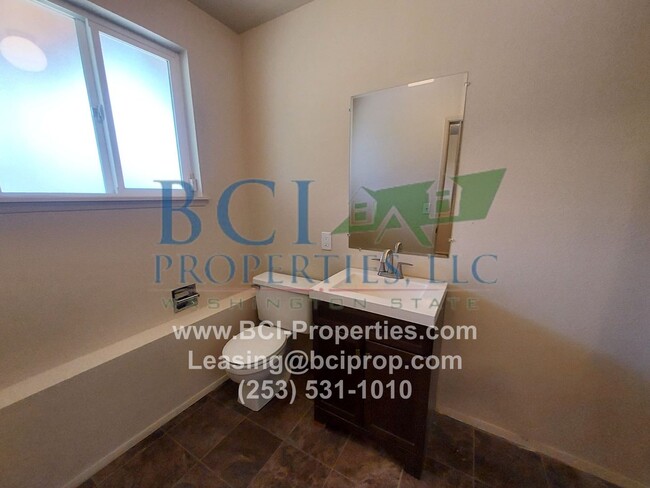 Building Photo - Beautiful 4 Bedroom/ 3 Bath Home close to ...