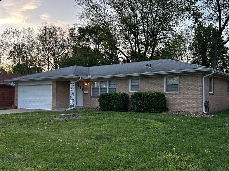 Front/Side view of house - 537 E Glenwood St