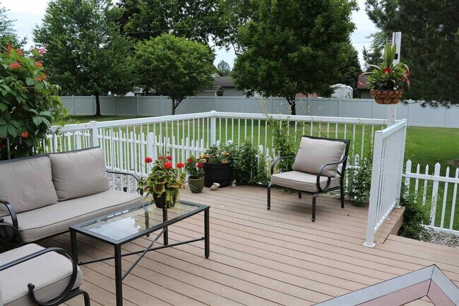 Building Photo - Beautiful home in gated private community