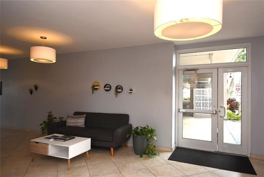 Building Photo - 400 Golden Isles Dr