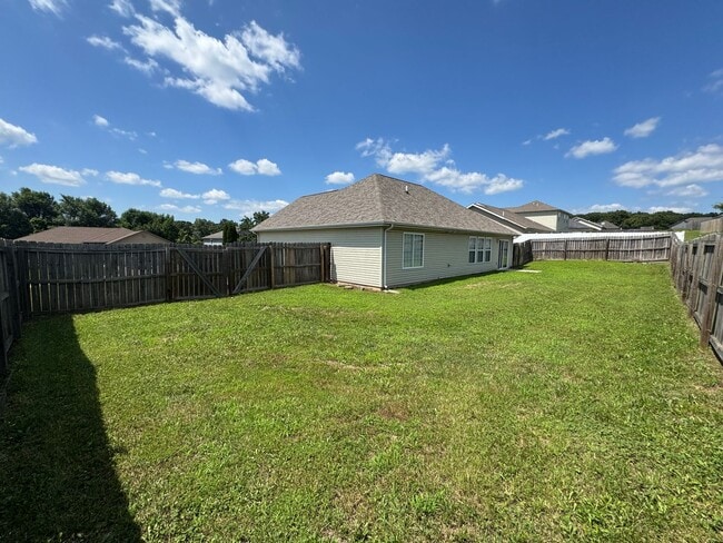 Building Photo - Home in Pioneer Ridge – Pet Friendly & Min...