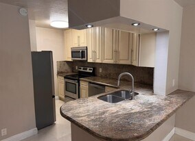 Building Photo - 2622 Riverside Dr