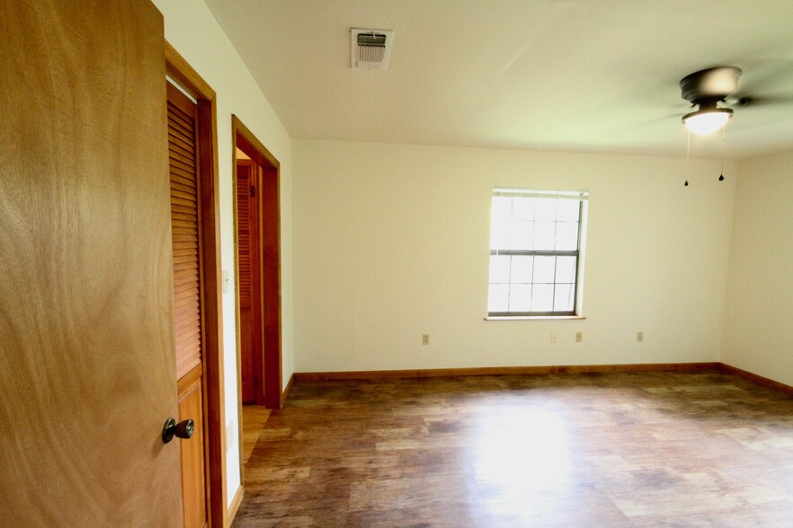 Building Photo - 700 Cibilo St