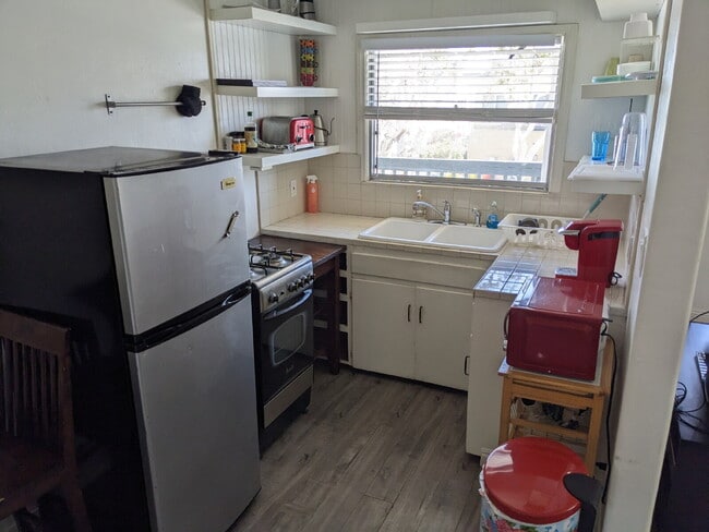 Building Photo - Beachy, Upgraded 1 Bed / 1 Bath – Just 49 ...