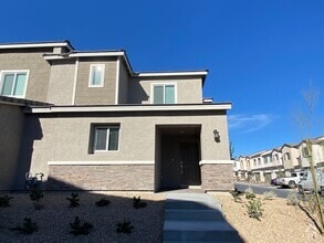 Building Photo - Fabulous 4 bedroom Townhouse