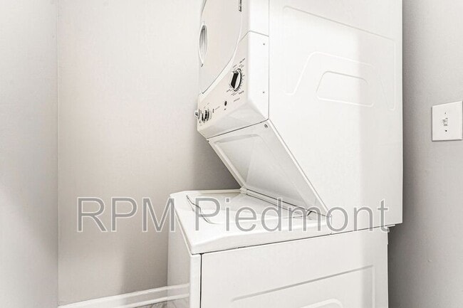 Building Photo - 1343 Lynford Dr SW