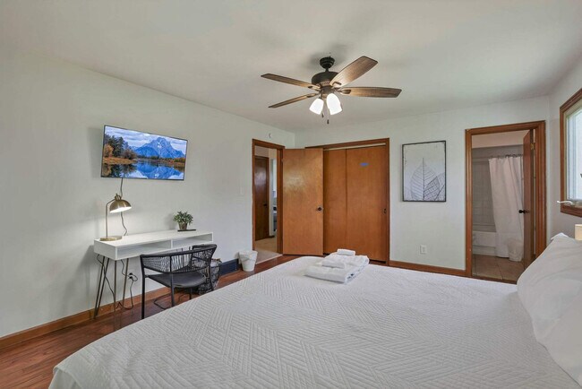 Building Photo - 3695 Montclair Dr