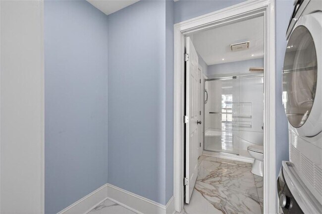 Building Photo - 1074 Peachtree Walk NE