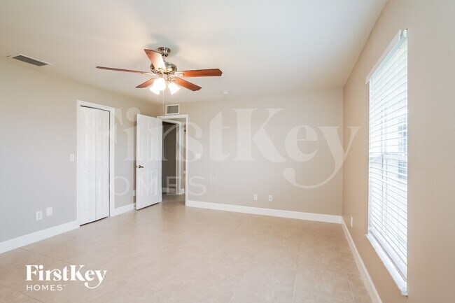 Building Photo - 2031 NE 9th Pl