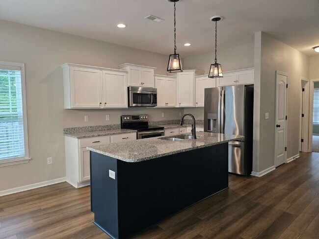 Building Photo - Beautiful 3-Bedroom Home with Bonus Room, Modern Finishes & a Huge Fenced Backyard