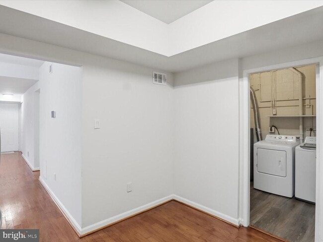 Building Photo - 7914 Bentley Village Dr