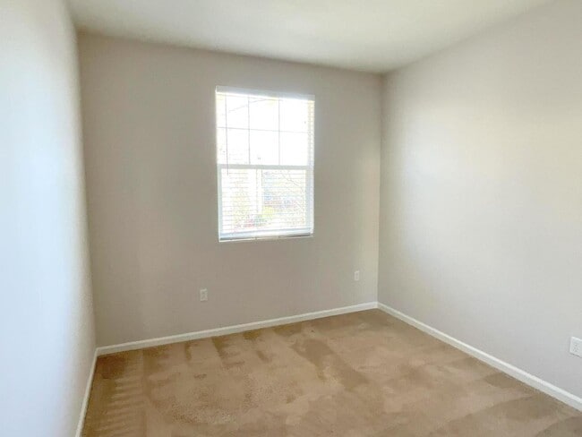 Building Photo - Month to month Rental ! Beautiful & Spacious End Unit Home in Shelbourne at Windemere! Top Rated ...