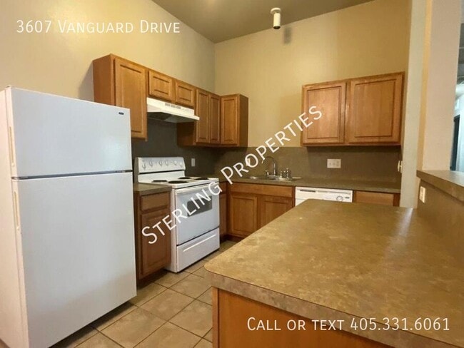 Building Photo - 3607 Vanguard Dr