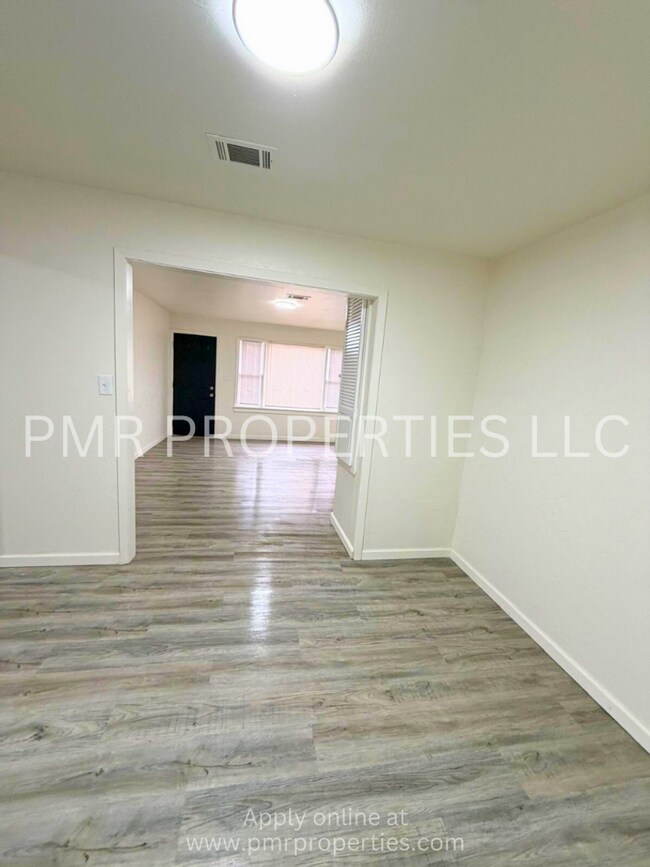 Building Photo - 2 Bedrooms / 1 Bathroom House