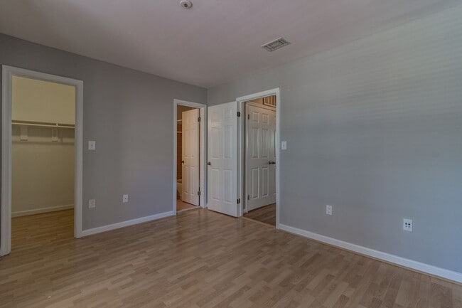 Building Photo - Beautiful 3 Bedroom 3/2 Bath Brick End Uni...