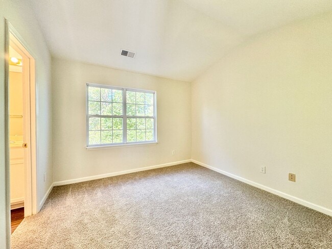 Building Photo - Charming 2 Bedroom Townhome in Chelsea Commons