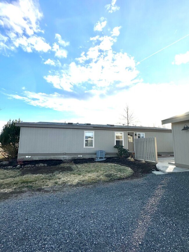 Building Photo - Light & bright single level home in NE Bend!