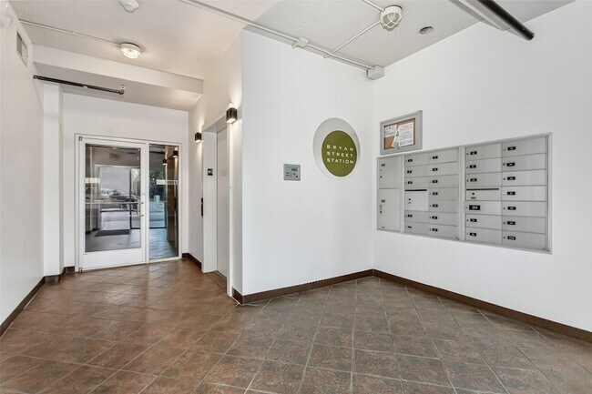 Building Photo - 3015 Bryan St