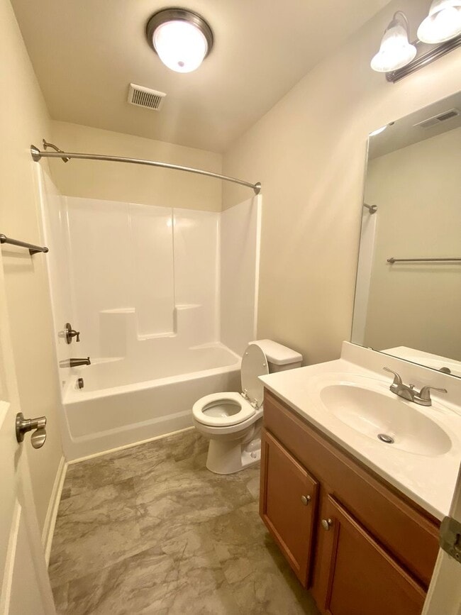 Building Photo - Town Home for Rent Minutes From Piney Gree...