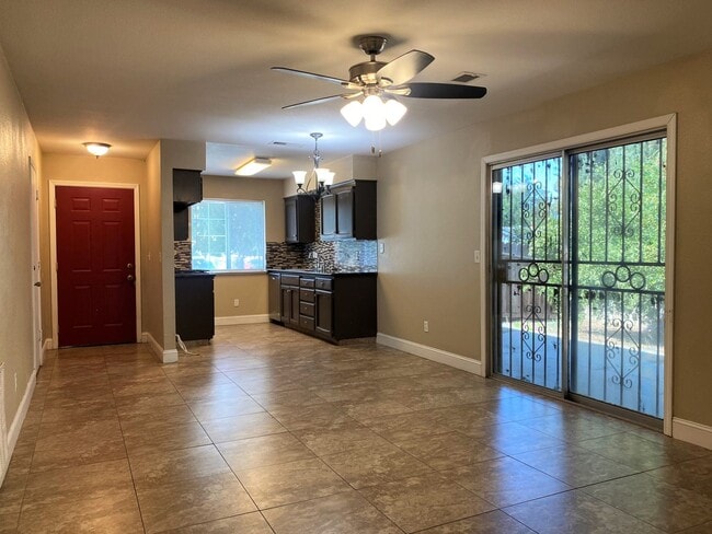Building Photo - Cute home with fenced yard and driveway. A...