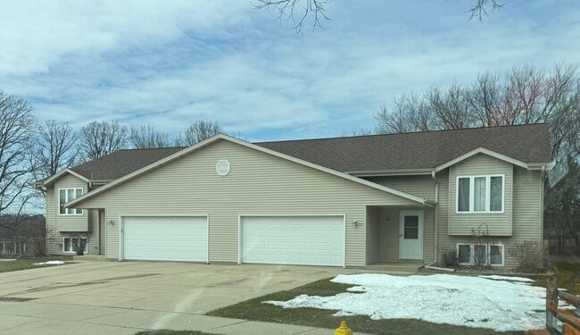 Front - 1350 Sunnydale Cir