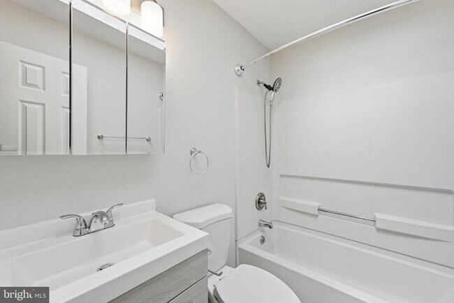Building Photo - 2401 W Rosecroft Village Cir